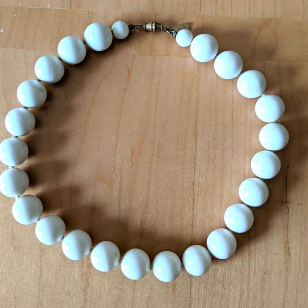 Beaded retro off-white necklace